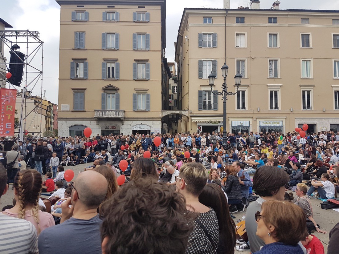 Mille Chitarre in piazza Loggia a Brescia, foto Veronica Bordogni, www.bsnews.it