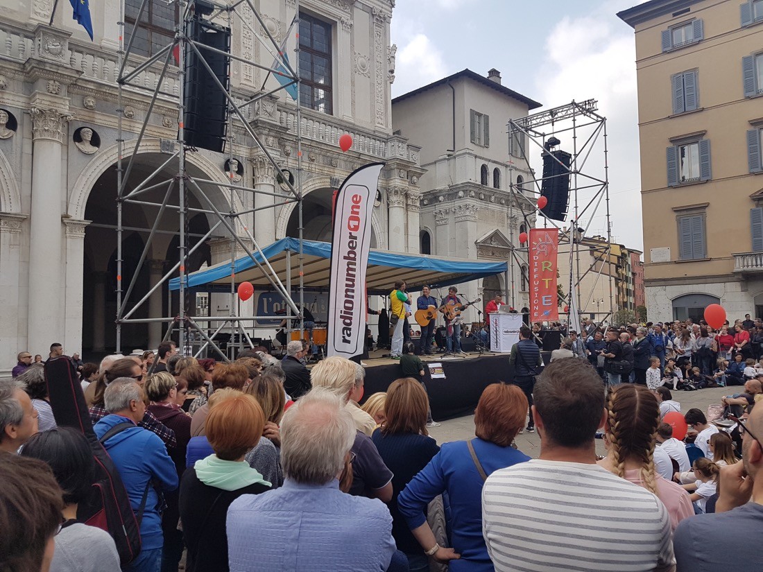 Mille Chitarre in piazza Loggia a Brescia, il palco, foto Veronica Bordogni, www.bsnews.it