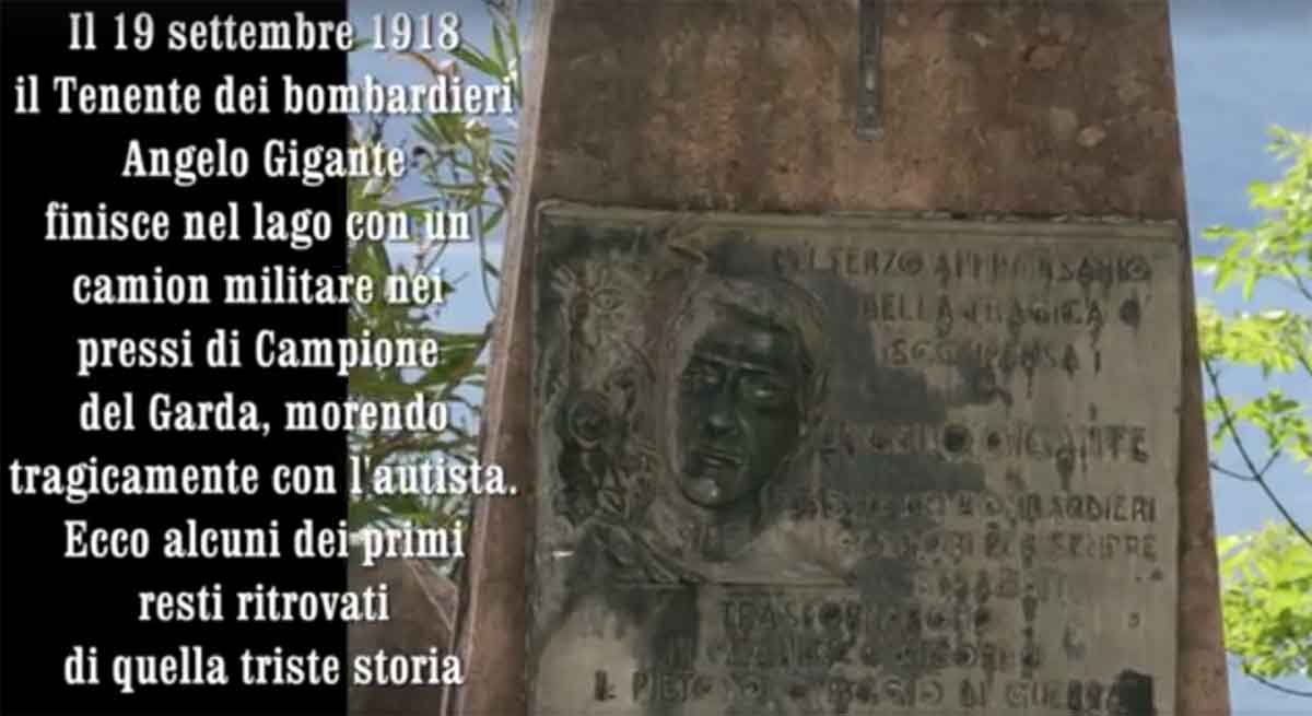 Il coppo che ricorda il Fiat 18BL inabissato a Campione nel 1918 e ritrovato dai volontari del Garda nel 2017, foto da video di Luca Turrini, www.bsnews.it