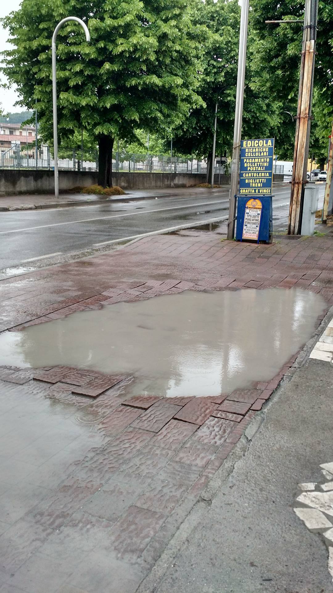 Rovato, il marciapiede del viale della Stazione versa in cattive condizioni di manutenzione, foto di un lettore, www.bsnews.it