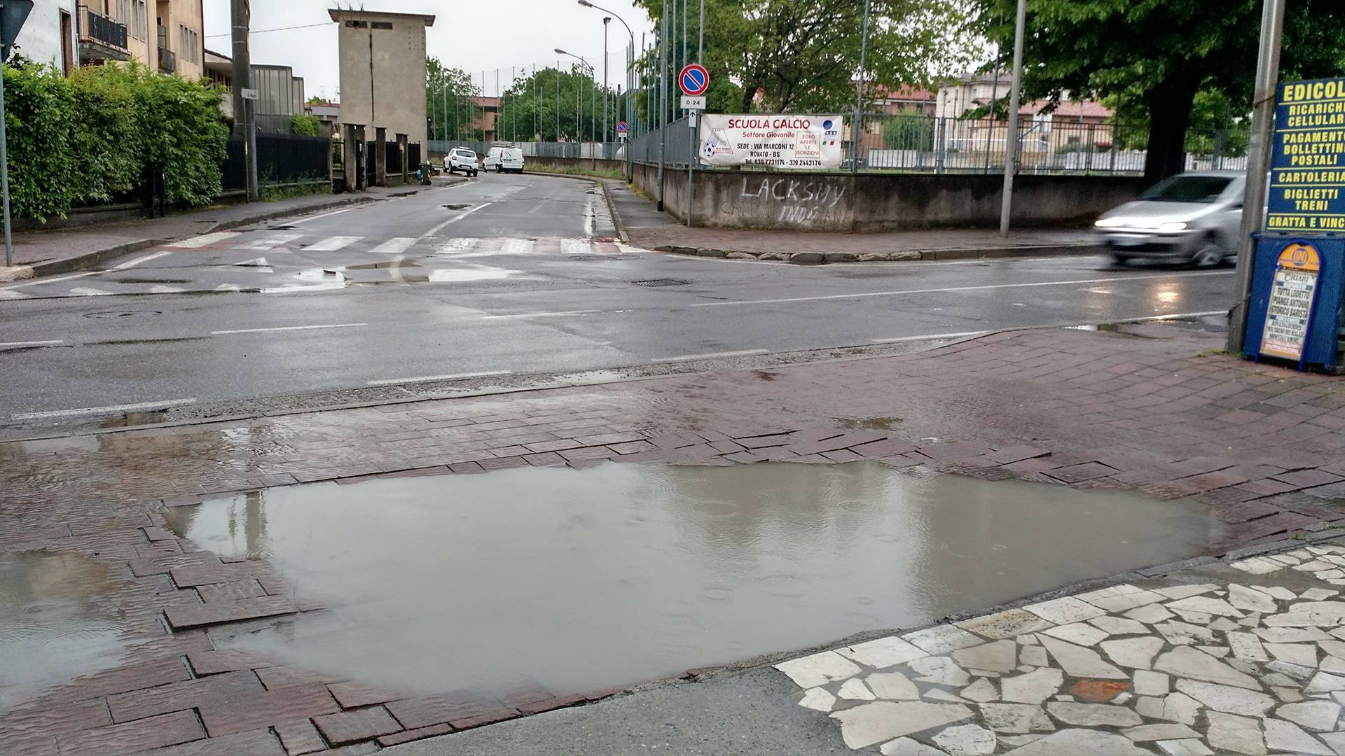 Rovato, il marciapiede del viale della Stazione versa in cattive condizioni di manutenzione, foto di un lettore, www.bsnews.it