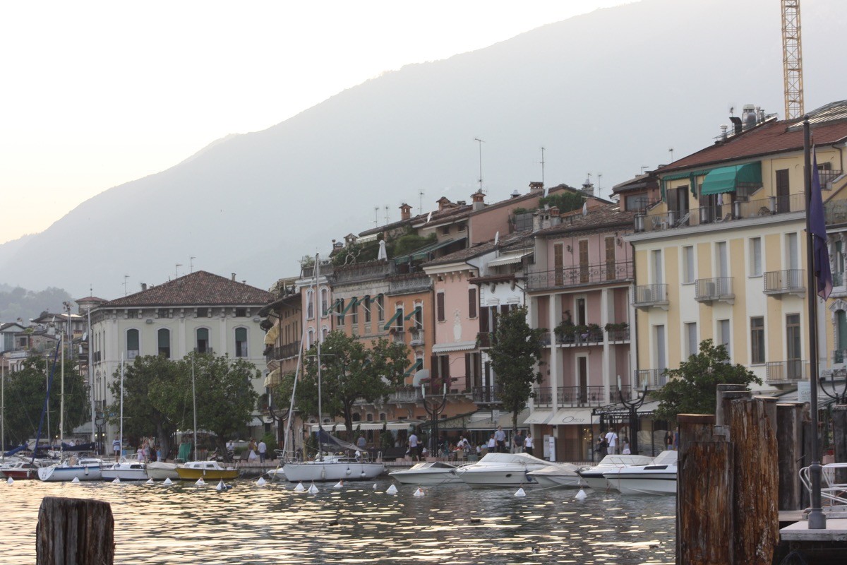 Il lungolago di Salò, diritti foto Andrea Tortelli