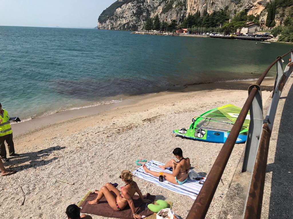 Tignale, un'autocisterna versa un liquido scuro nel lago di Garda, foto Dario Balotta