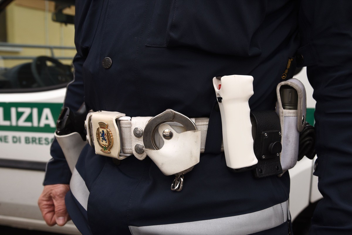 Consegna agli agenti di Polizia Municipale dello spray al peperoncino.Brescia 7 febbraio 2018 Ph Christian Penocchio