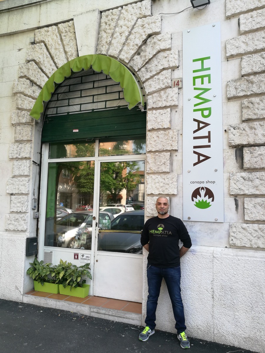 Gianpiero Occhialini davanti al negozio di Brescia (via Diaz) di Hempatika Cbd Store, la prima catena bresciana dedicata alla canapa legale