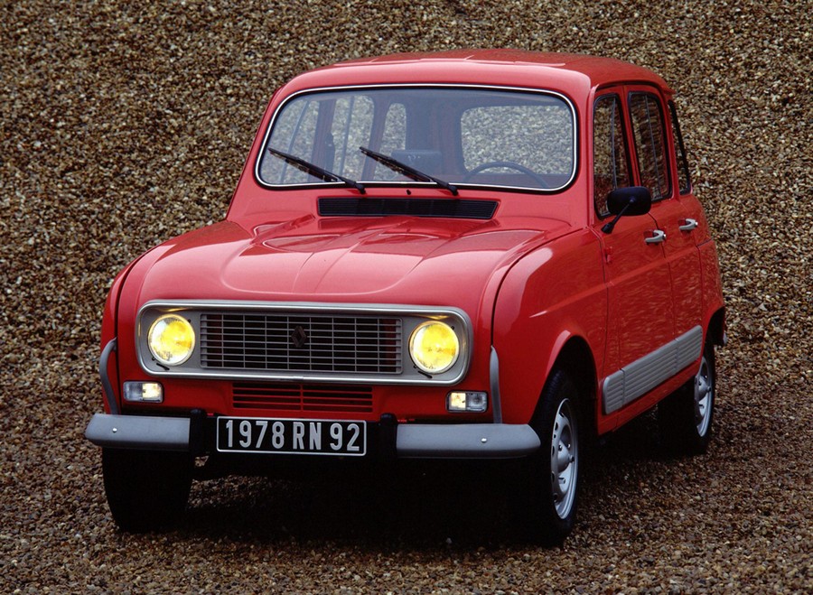 Una Renault 4 rossa, come quella messa in palio da Manelli Brescia, foto d'archivio