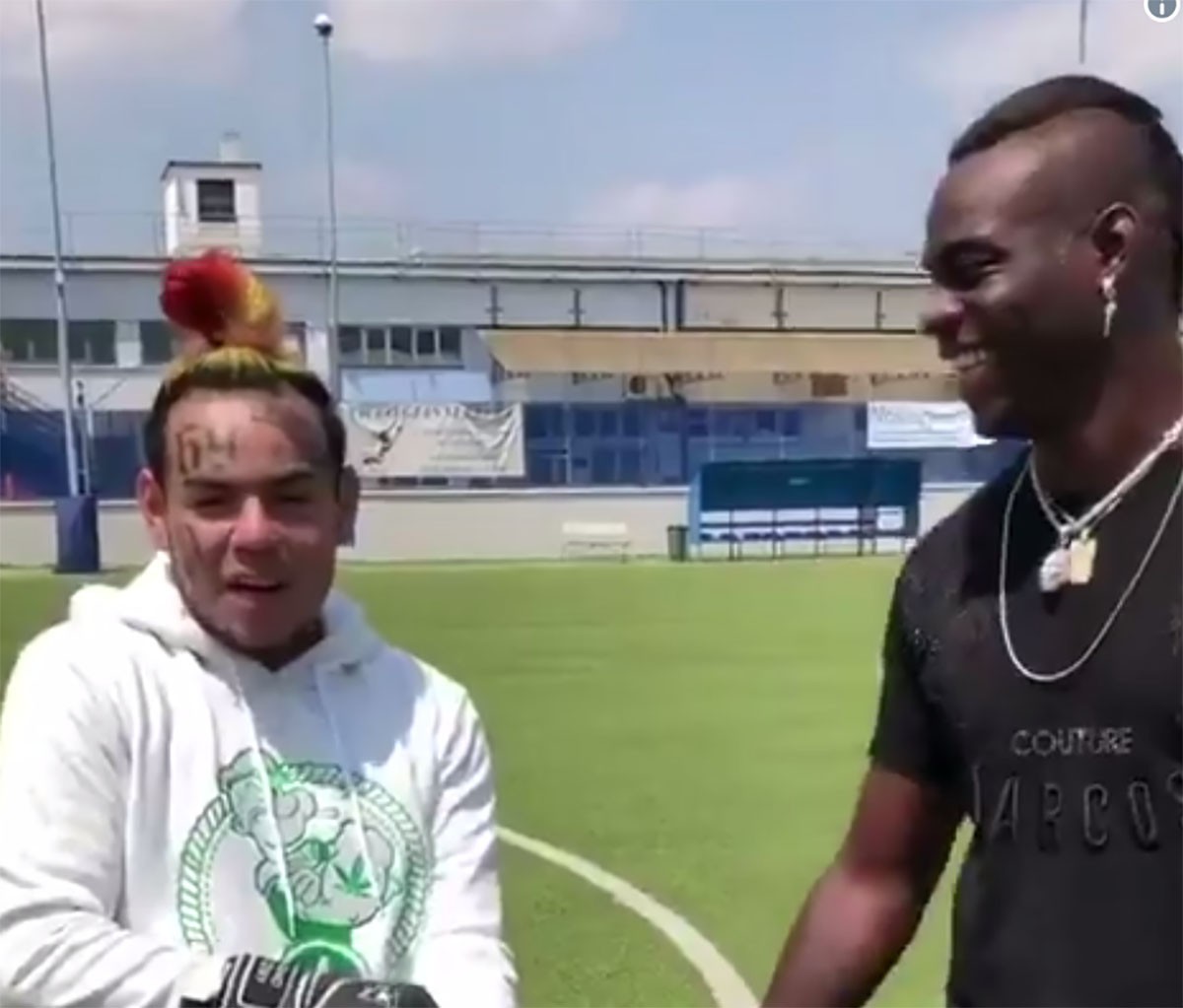 Tekashi e Balotelli sul campo da gioco, foto da Twitter