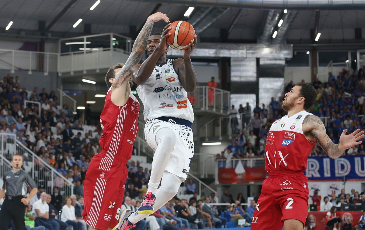 Basket, un'azione della Germani Brescia contro Milano in Supercoppa (settemnbre 2018), © Basket Brescia Leonessa