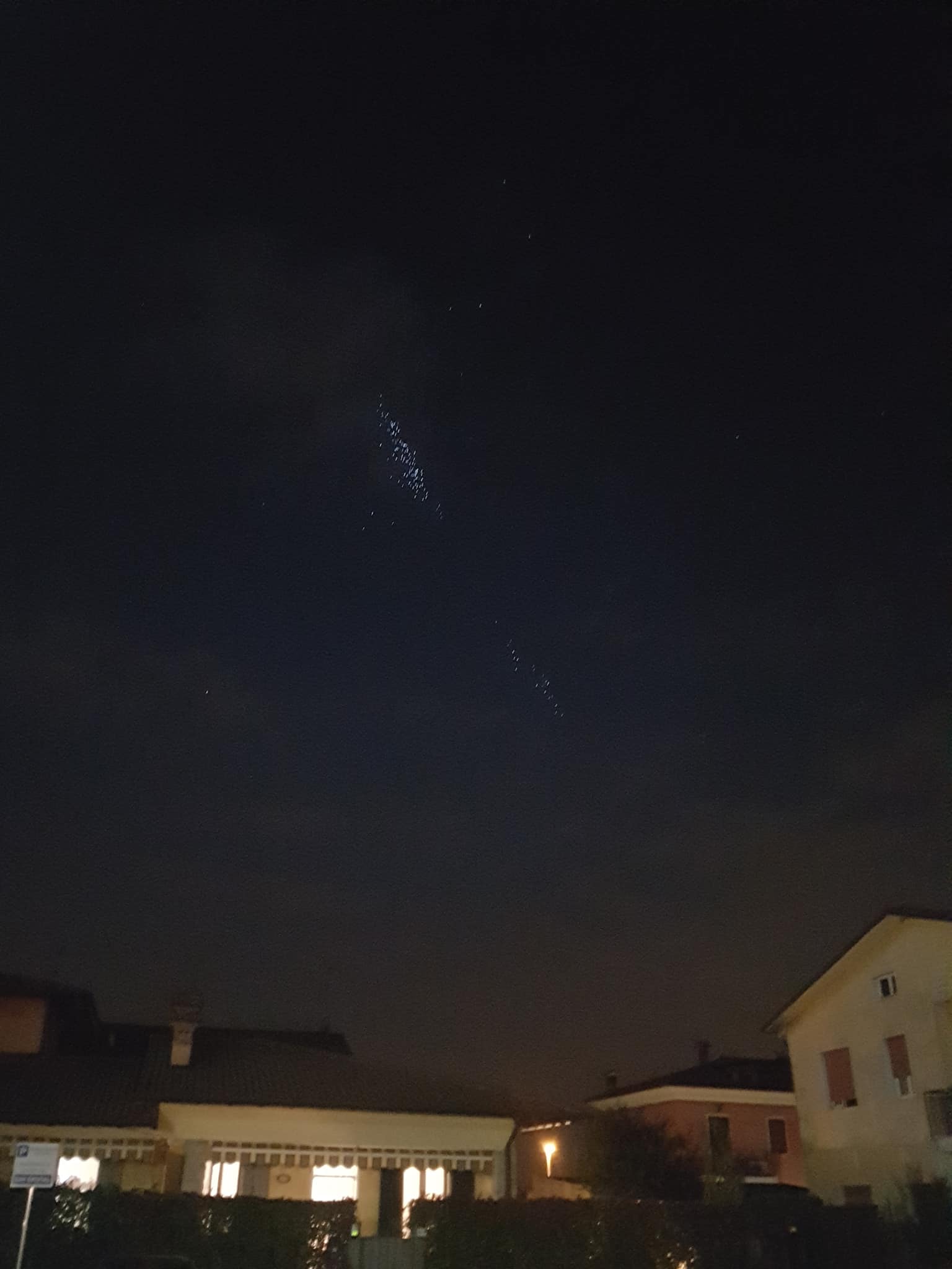 Luci nel cielo di Rovato, foto da gruppo Facebook Sei di Rovato se