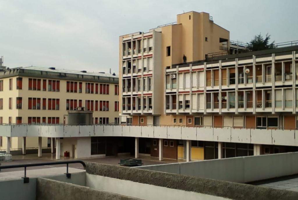 Uomo sorpreso a fare pipì all'aperto in un condominio di Brescia2, foto da Facebook (Raimondo Bruschi)