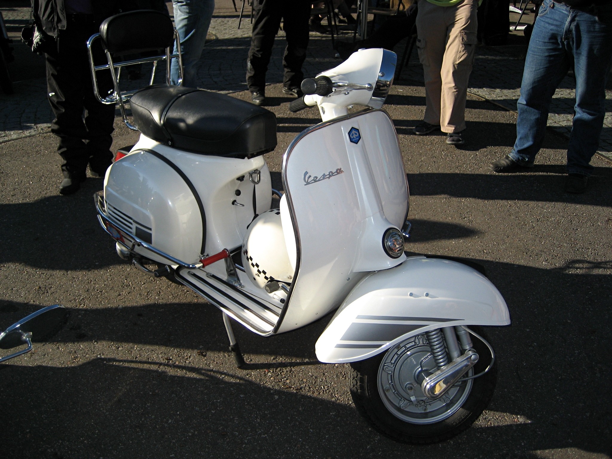 In via Crocifissa una domenica all’insegna della Vespa e degli anni ’50