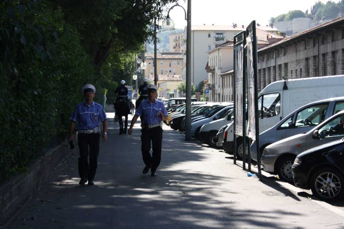 Multato per divieto di sosta, implora la poliziotta e poi rischia di investirla: denunciato