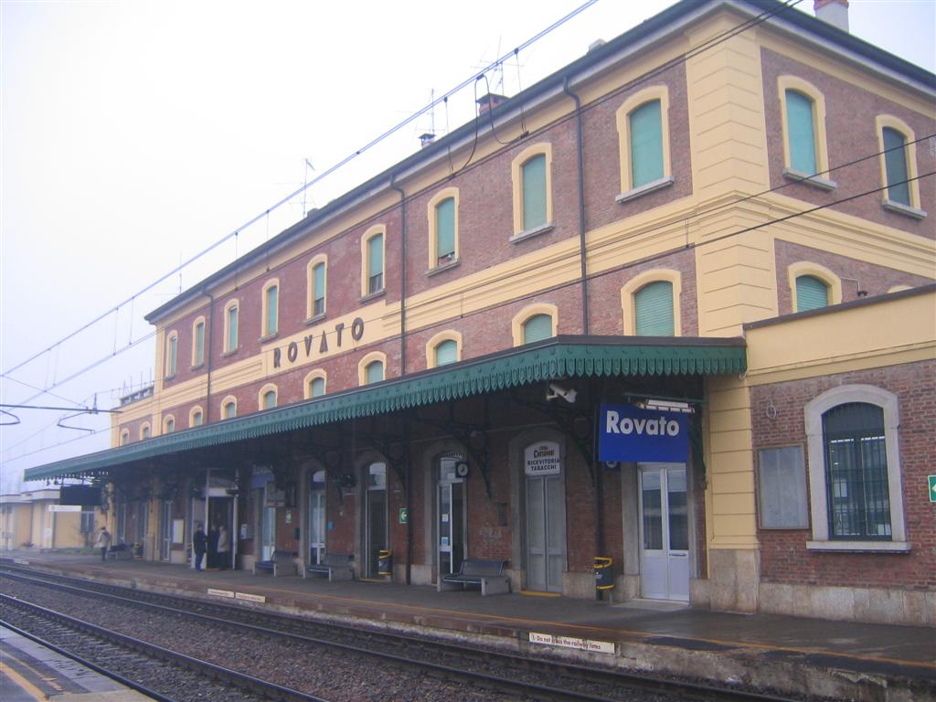 Cerca di saltare sul treno in corsa, ma cade: gravissimo 25enne