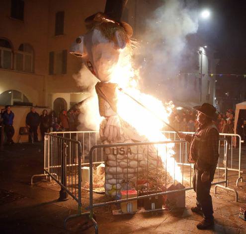 La vecchia che brucia è Donald Trump, polemica a Brescia