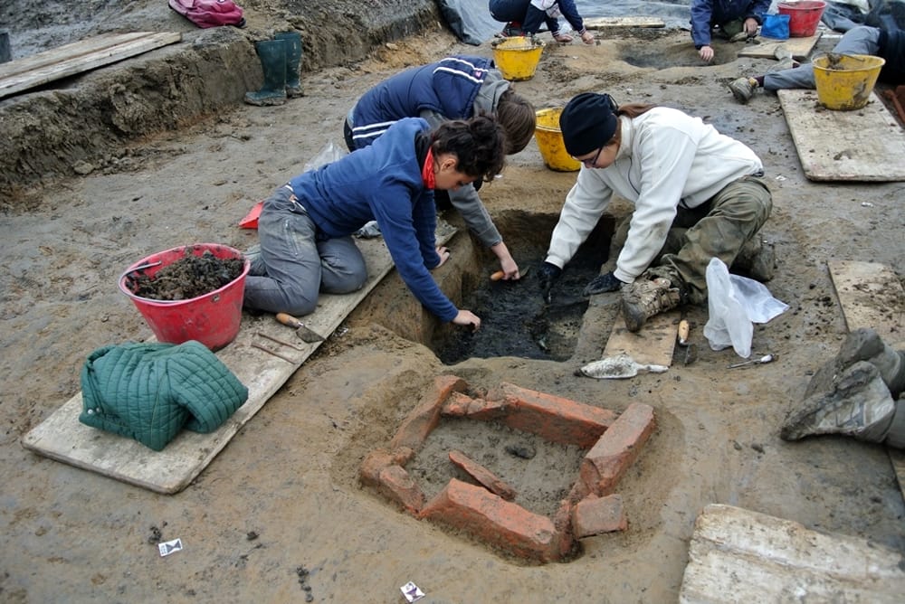 Gambara, i lavori in un campo restituiscono tre tombe longobarde