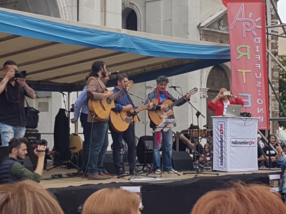 Piazza Loggia, Mille chitarre per un concertone