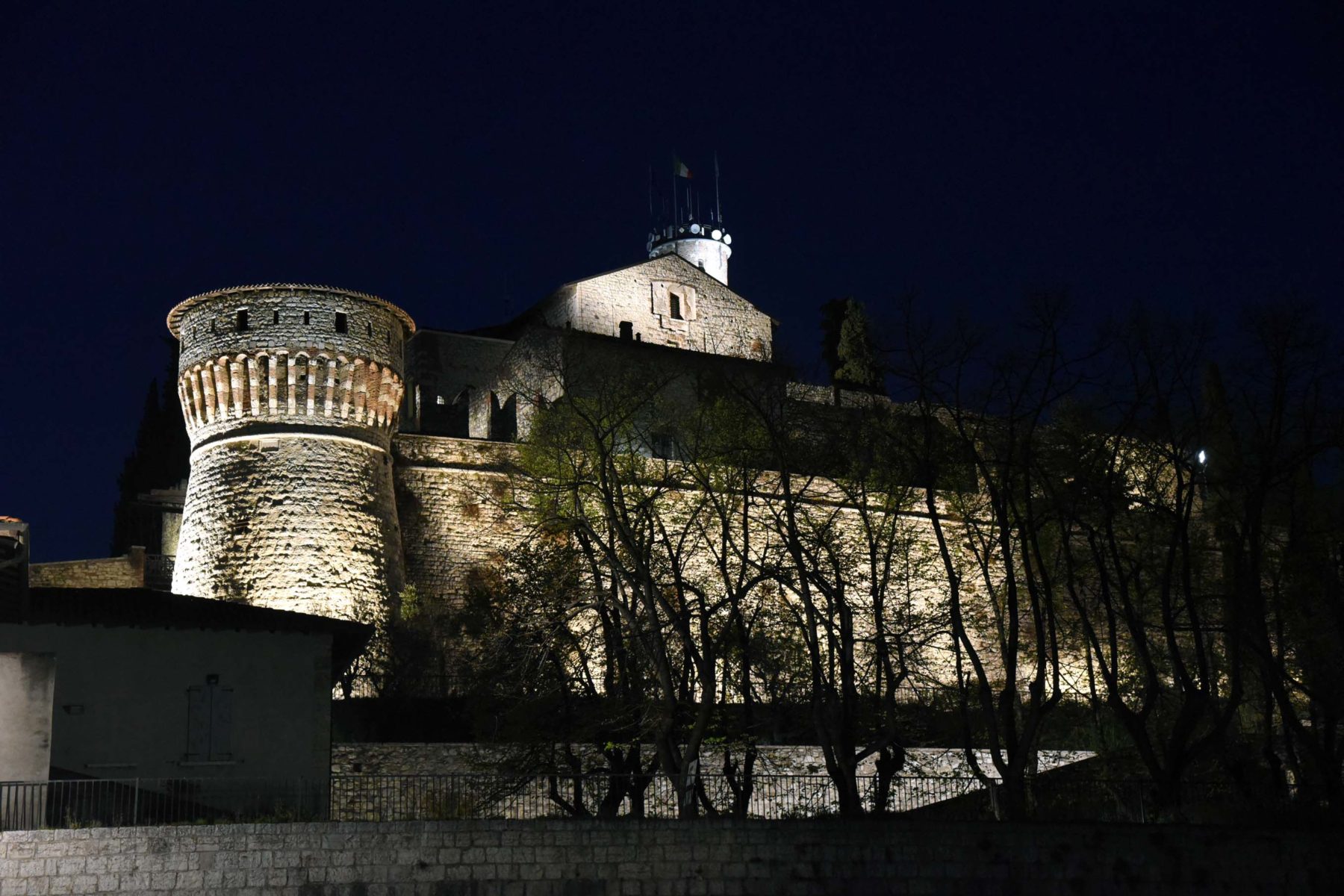 Piovono transenne dal Castello: vandali in azione a Brescia