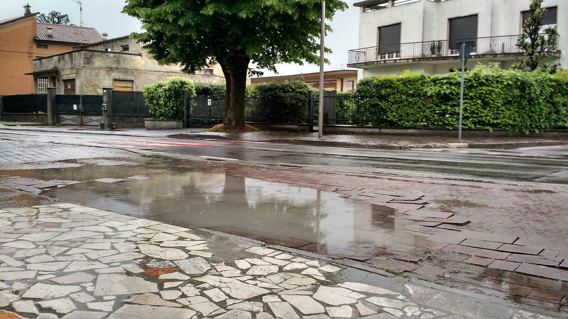 Rovato, le strade fanno acqua da tutte le parti… (FOTO DI UN LETTORE)