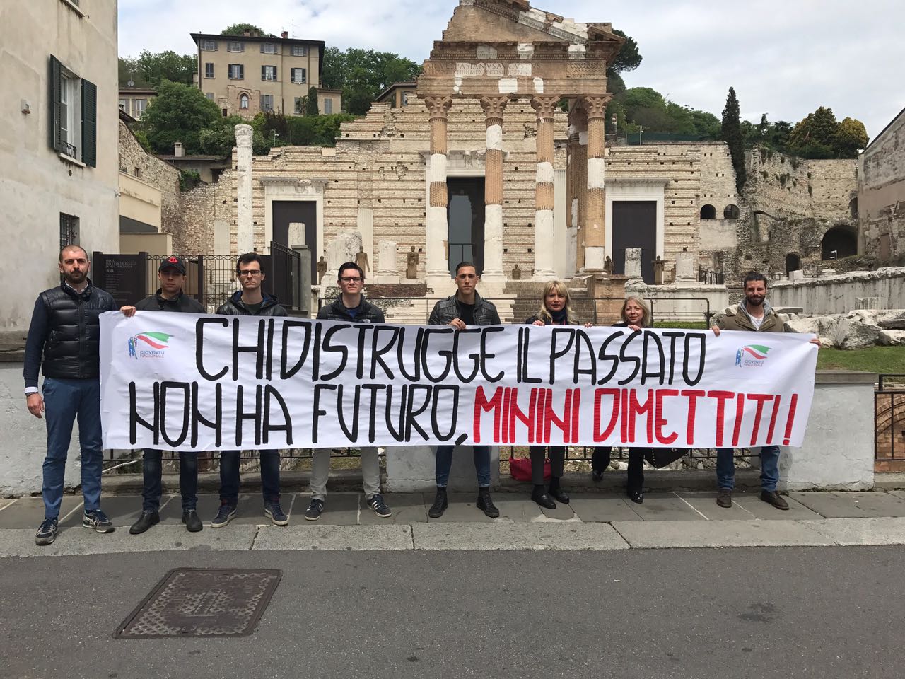 Bigio, Fdi protesta davanti alla sede di Brescia Musei: Minini dimettiti