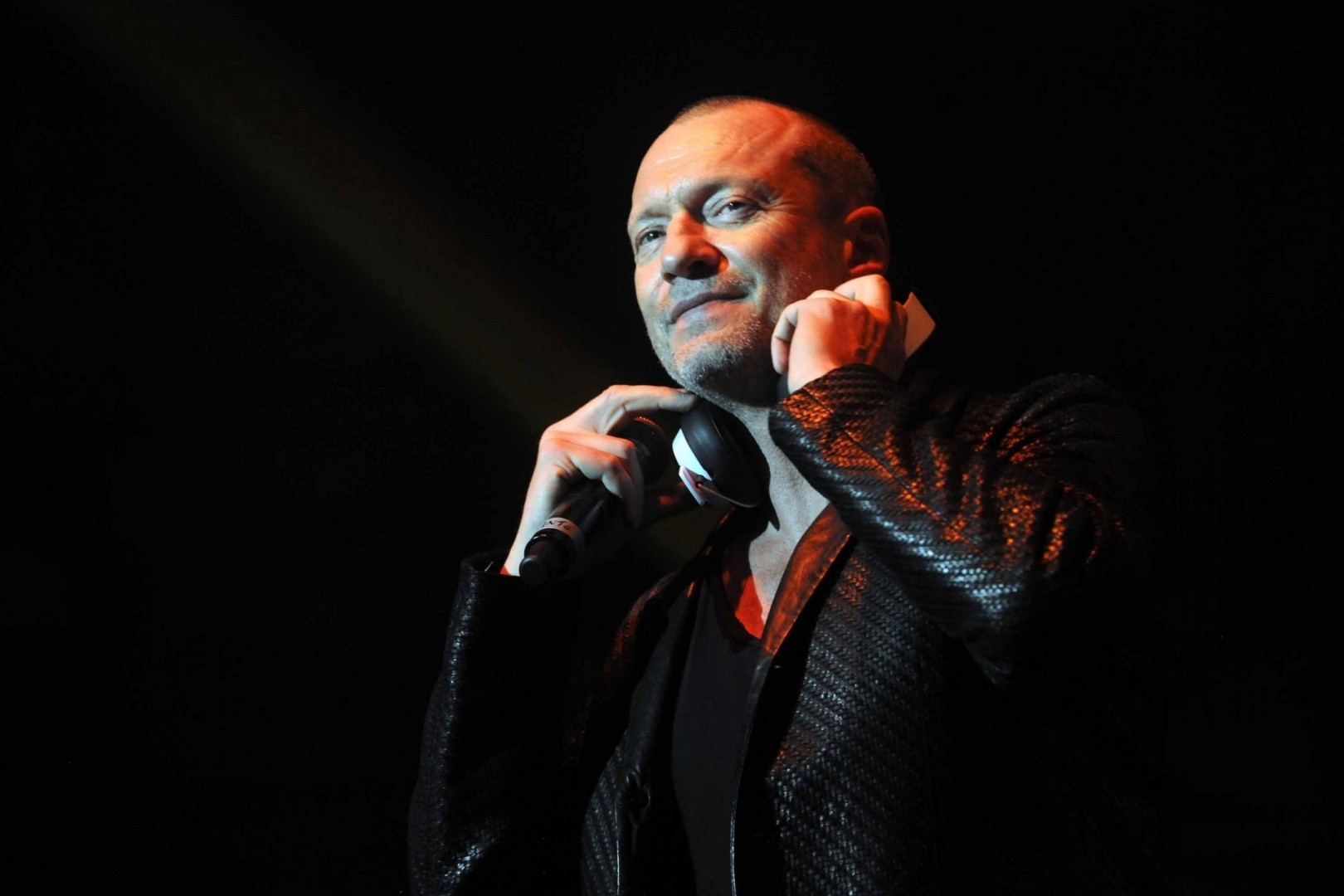 Biagio Antonacci invita al suo concerto gli sposini truffati