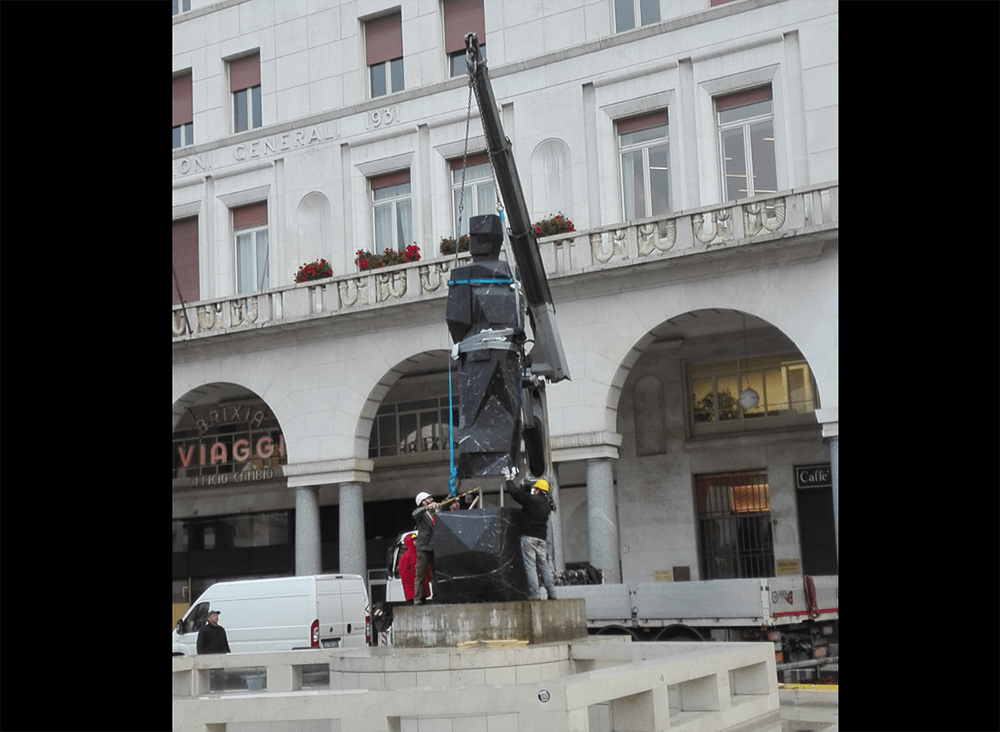 Paladino saluta Brescia: via le opere dal centro storico