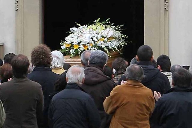 No ai funerali per chi convive: le parole del parroco scatenano la polemica