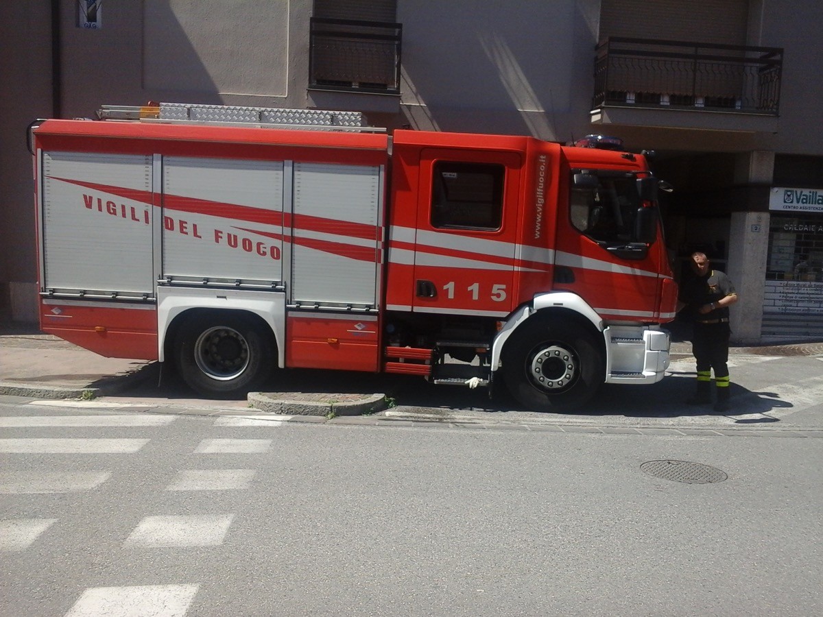 Manerba del Garda: cede l’asfalto, spazzatrice nella voragine