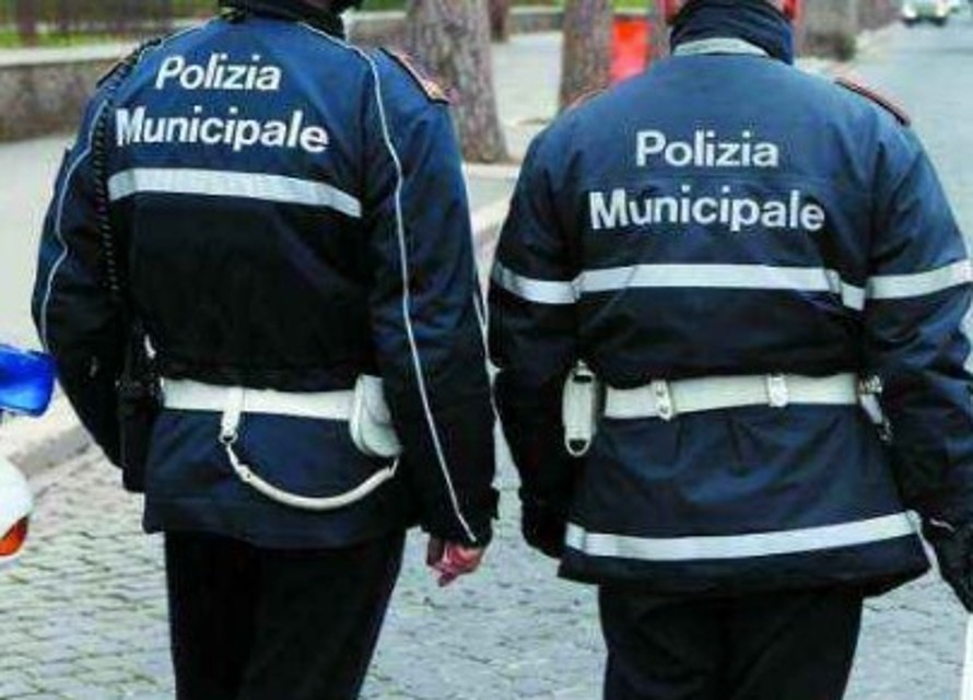 Via Cimabue, i vigili “sgomberano” bivacco con 40 nomadi