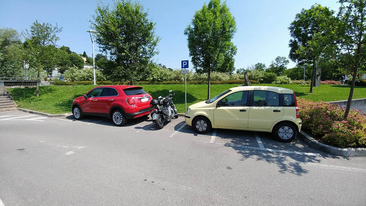 LA FOTO – Quelle due auto che valgono sei moto…