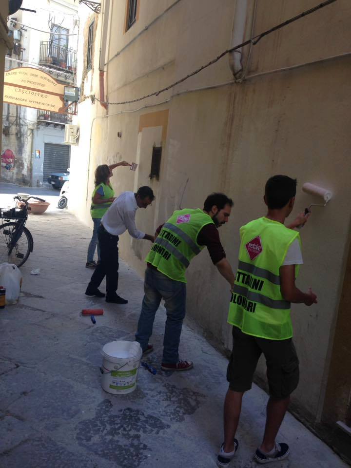 Volontari in campo contro cicche e volantini: torna il cleaning day