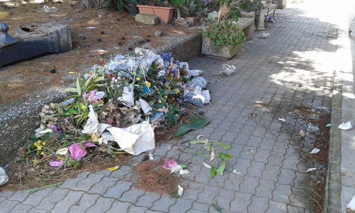 Puzza al cimitero, per il sindaco è colpa dei fiori. Ma i cittadini protestano