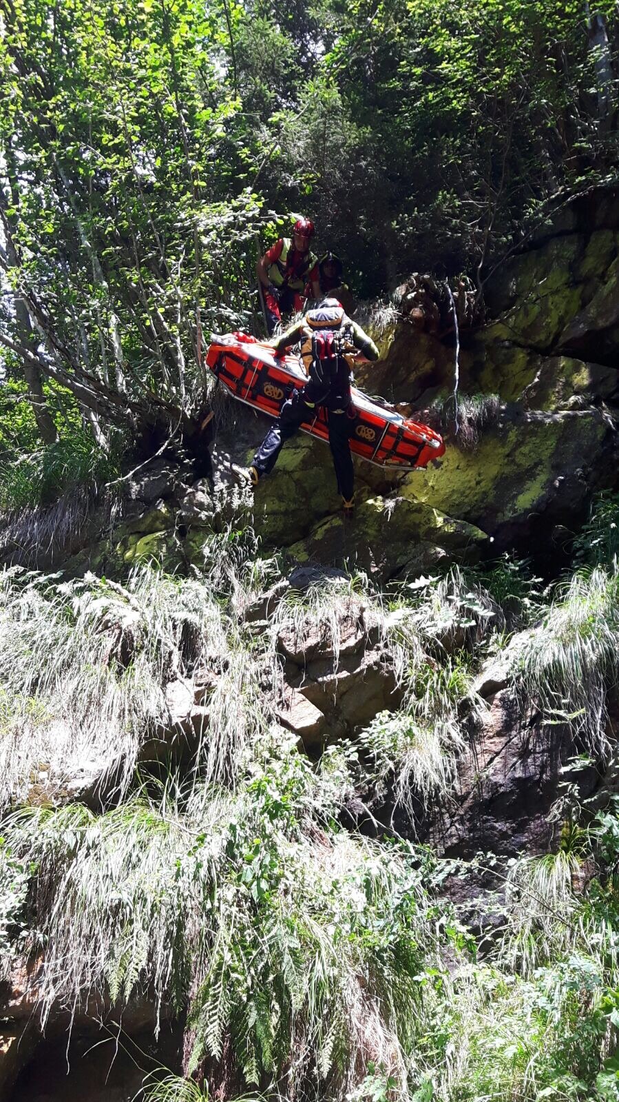 Valcamonica, donna scivola in un canale: la salva il soccorso alpino