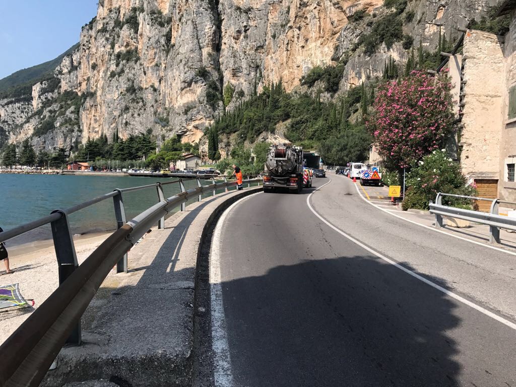 Tignale, autobotte sversa liquido nero nel lago. Balotta: serve chiarezza