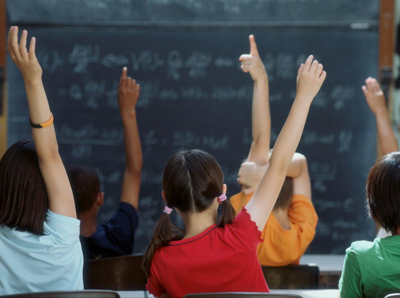 Primo giorno di scuola sotto la pioggia per 200mila studenti