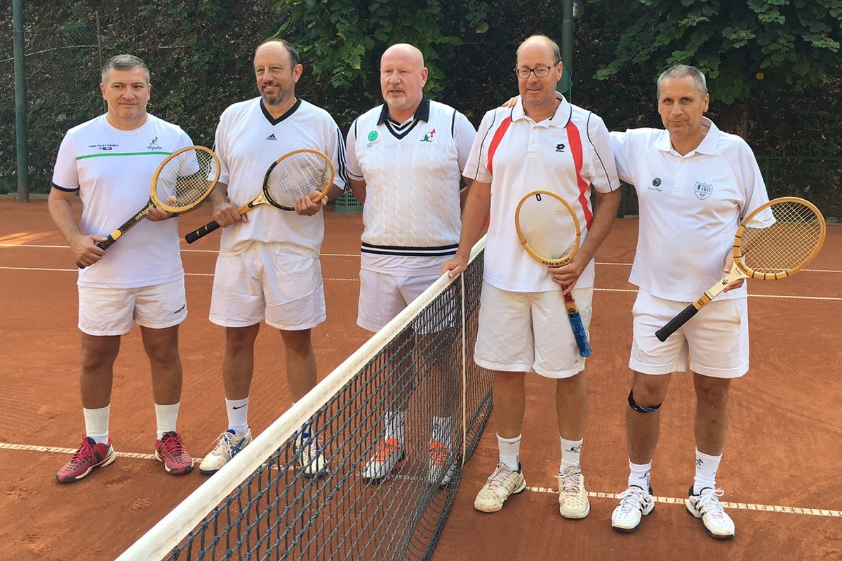 Tennis, sabato il torneo vintage con le racchette di legno