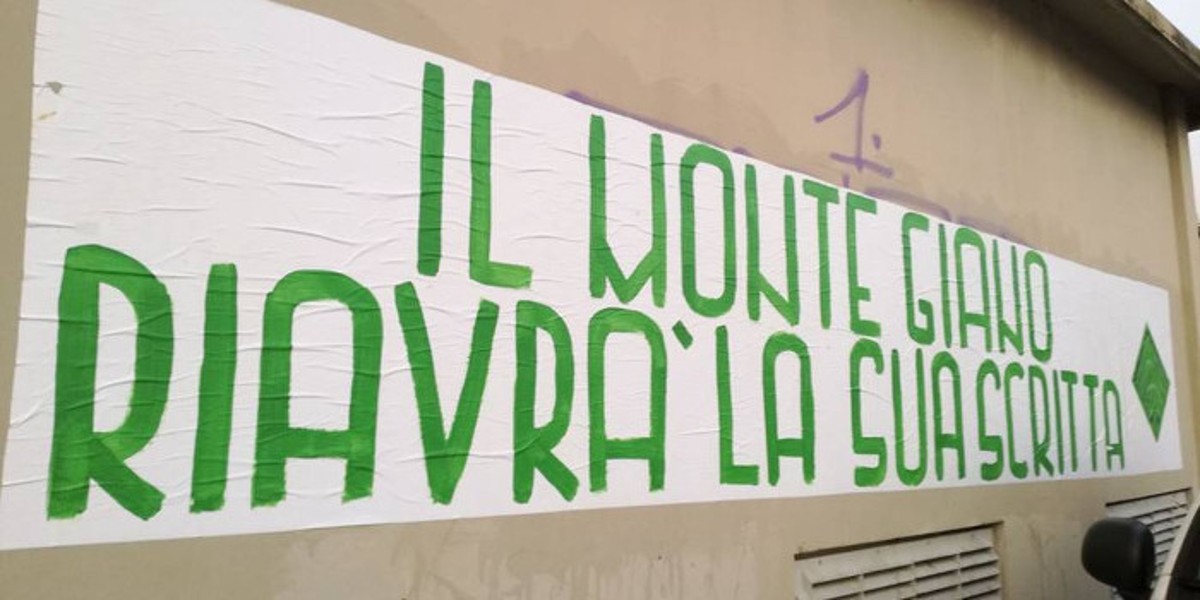 Parcheggio Università: appare striscione fascista