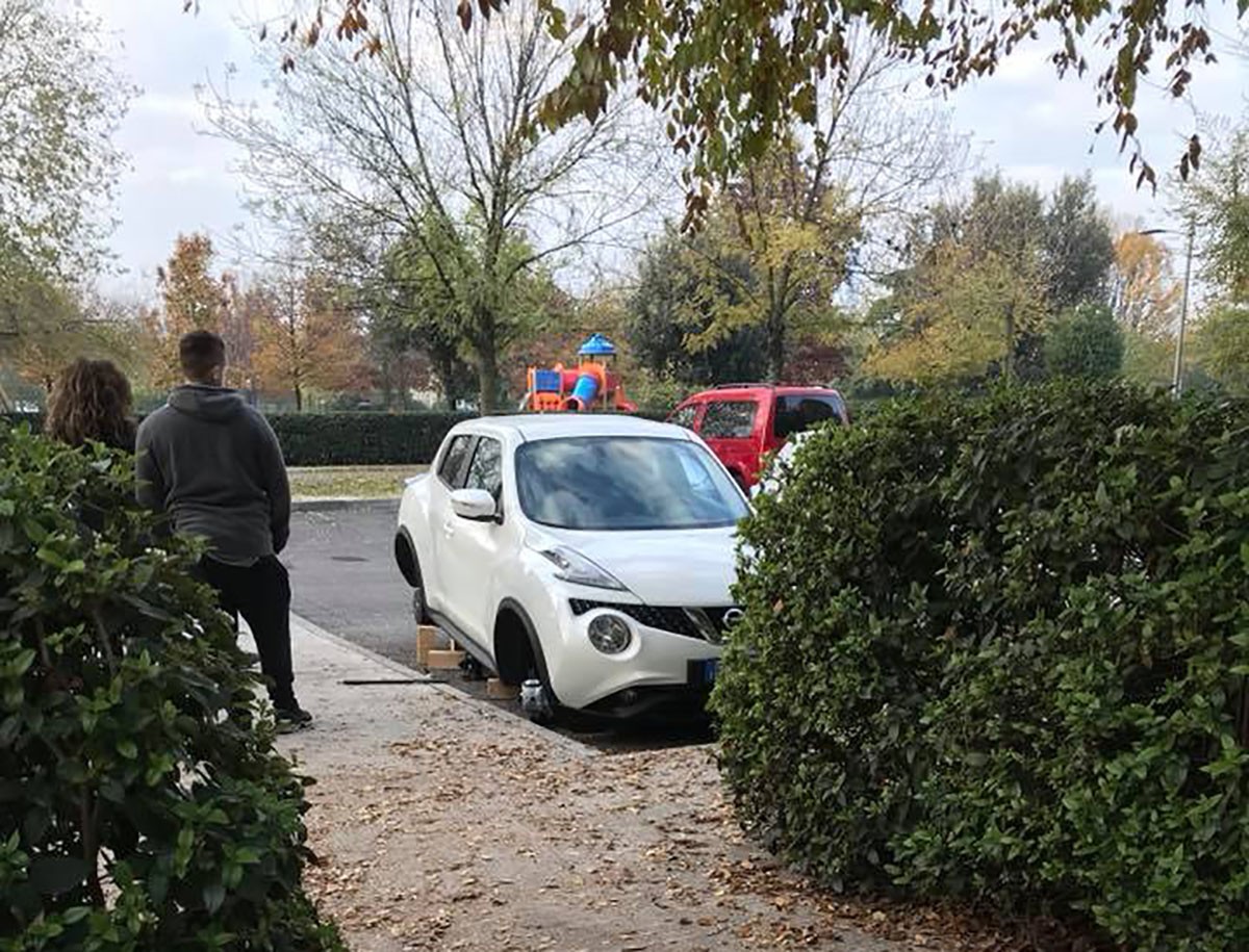 Brescia, ladri via con le quattro gomme dell’auto – GUARDA LA FOTO