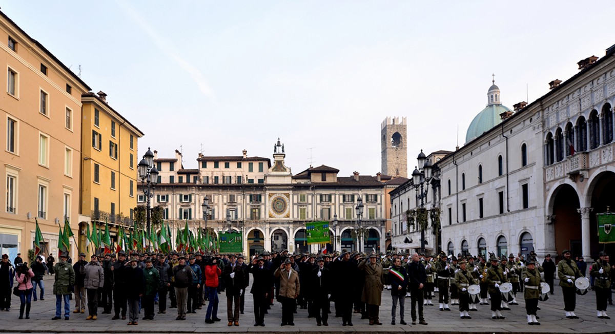 Weekend di commemorazione: gli alpini invadono la città