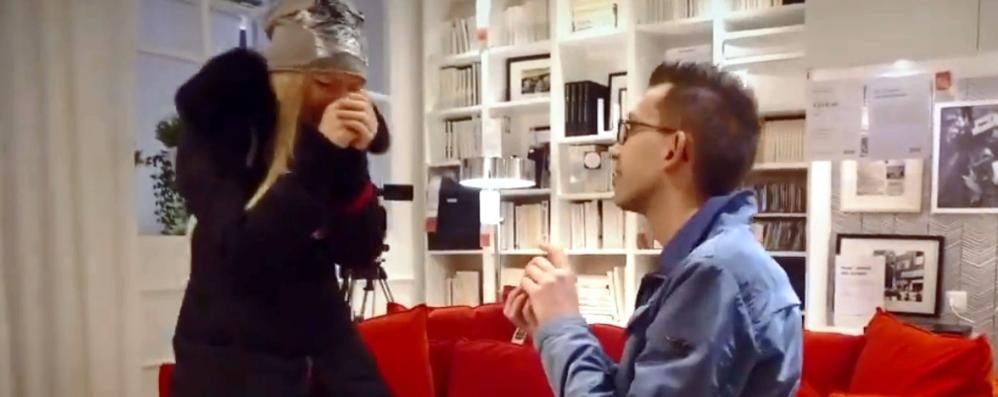 Katia, mi vuoi sposare? Francesco lo chiede all’Ikea – GUARDA IL VIDEO