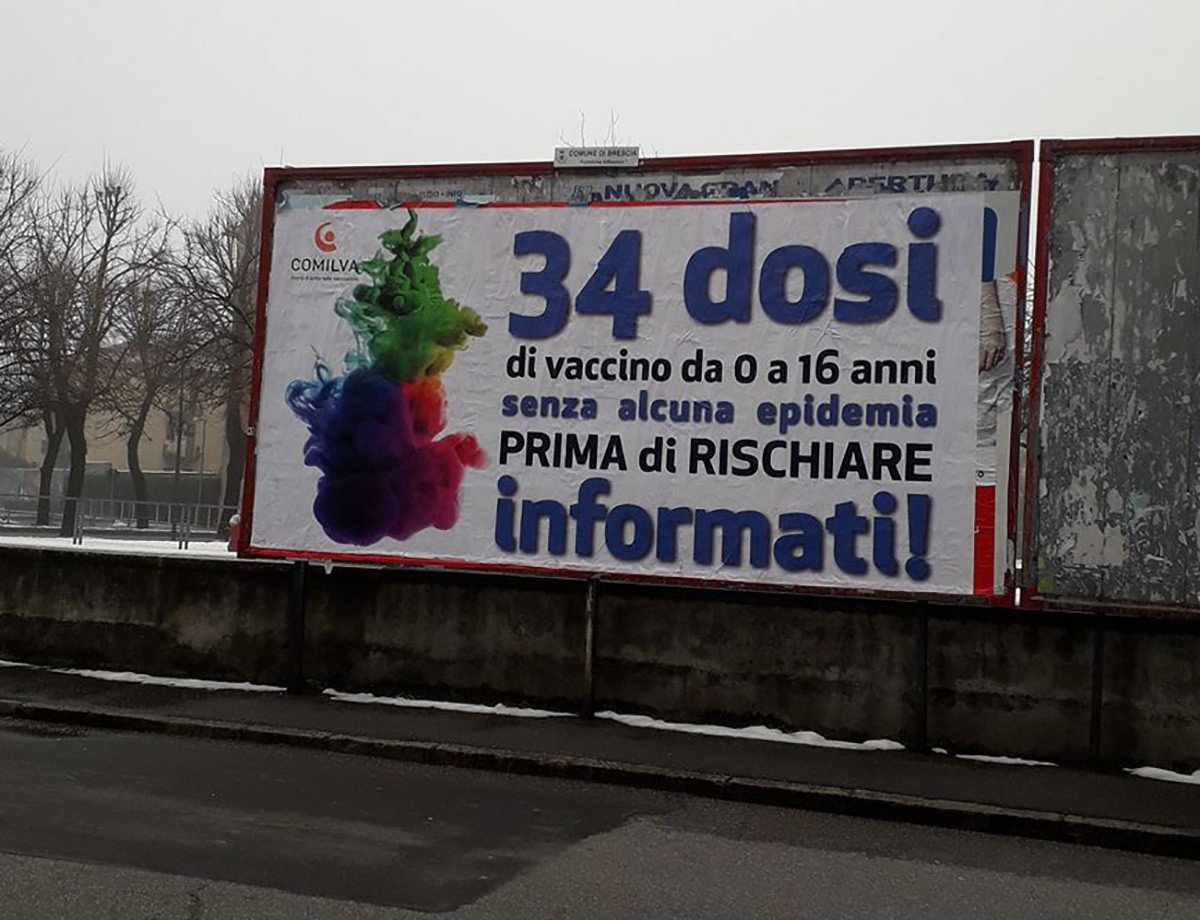 Brescia, polemica sui manifesti no-vax. La rete alla Loggia: copriteli