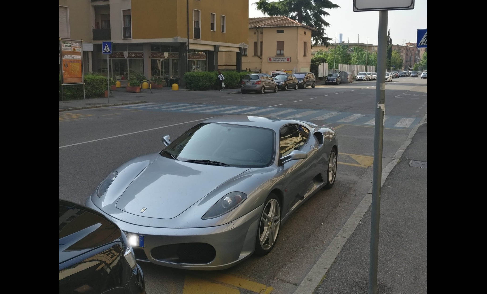 Brescia, Ferrari parcheggiata nel posto disabili: la polemica corre su Facebook