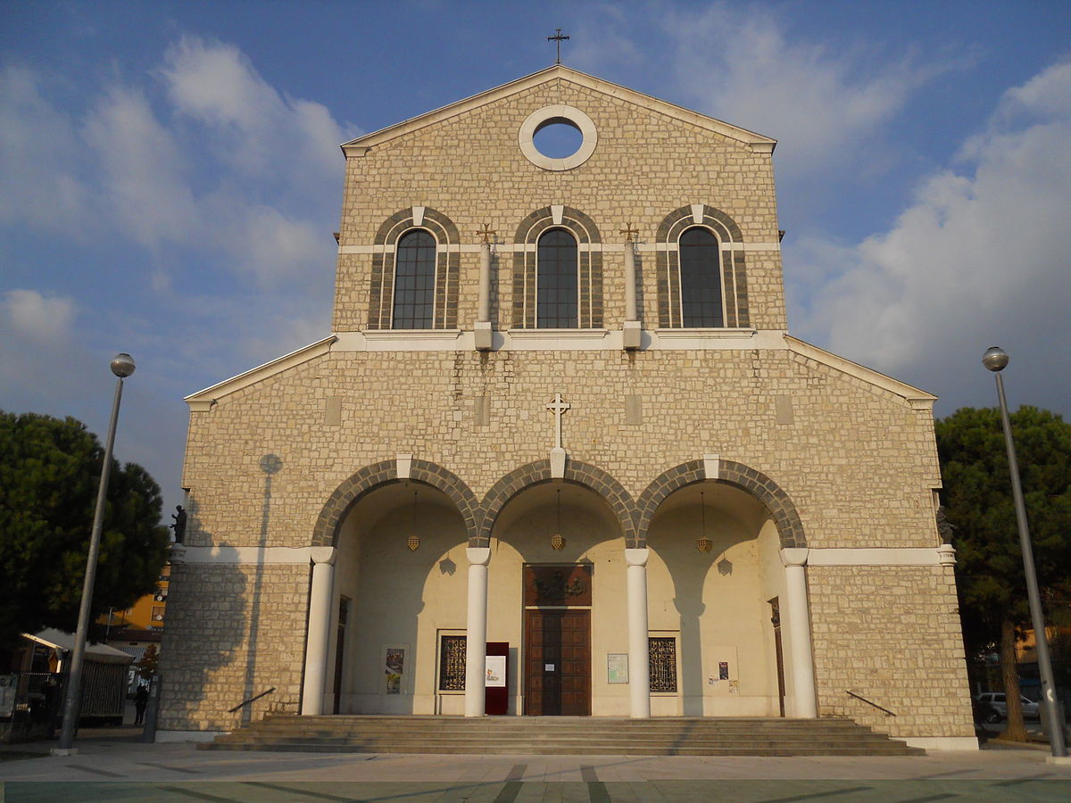 Brescia, il tetto rischia di crollare durante la messa: fedeli in fuga