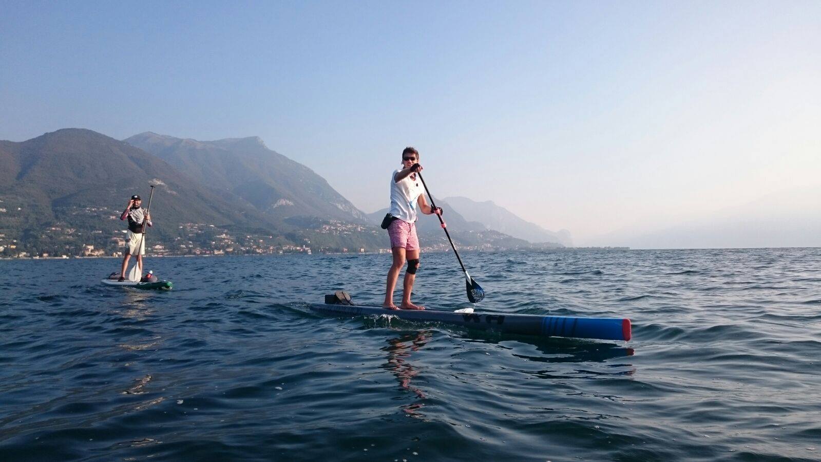 In piedi sul surf: ora De Regibus prova a fare il giro del Garda in 24 ore