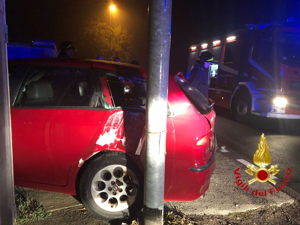 Passirano, auto si schianta contro un cancello: feriti due giovani