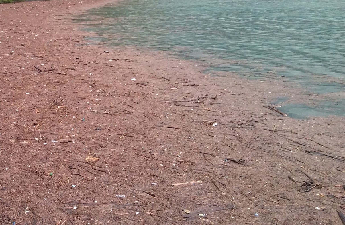 Lago d’Iseo, con il maltempo l’acqua si ricopre di detriti