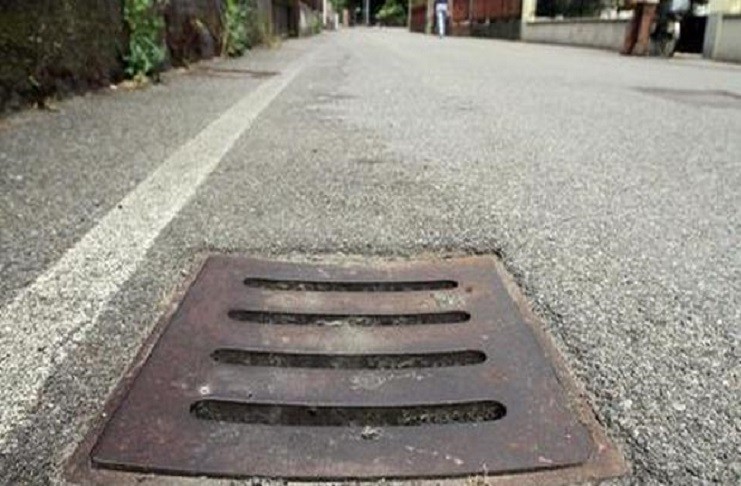 Lonato, ladri di tombini in azione: le strade restano bucate