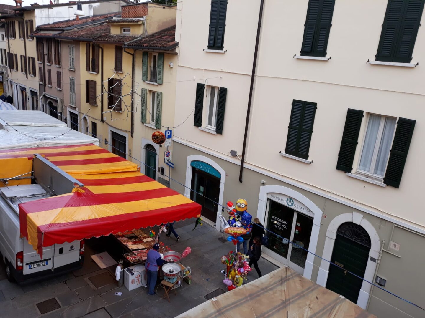 Brescia, bancarelle e vin brulè: Borgo Trento torna in festa per Cristo Re