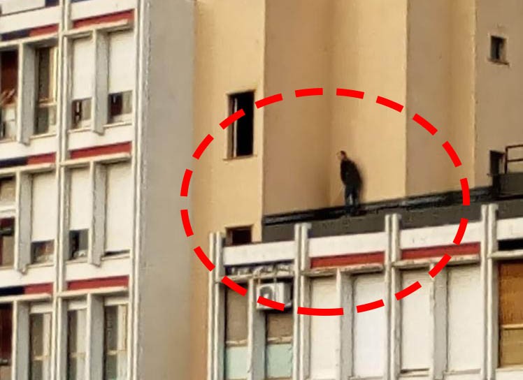 Brescia 2, uomo sorpreso a fare pipì sul tetto del condominio – LA FOTO