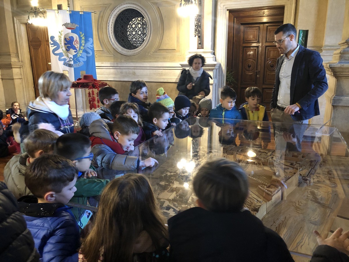 Brescia, bimbi della scuola dell’infanzia in gita a Palazzo Loggia