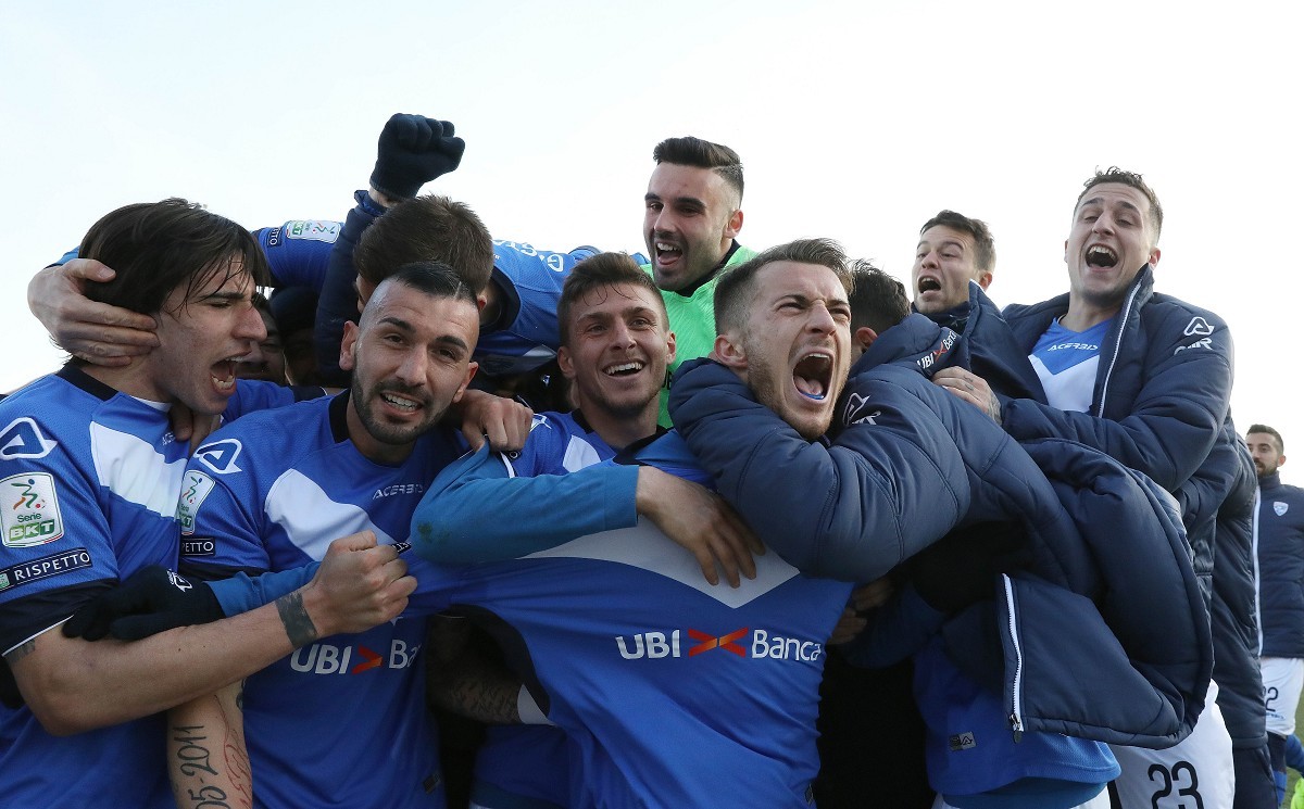 Passione Brescia calcio, tutti in coda per andare allo stadio